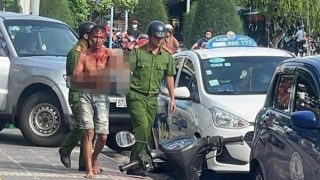 Mâu thuẫn khi giao ca, nhân viên bảo vệ ngân hàng đâm đồng nghiệp thương tích