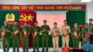 Công an TP Bà Rịa trao tặng bình chữa cháy cho cán bộ chiến sĩ và thân nhân