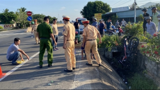 Xe máy lao xuống rãnh thoát nước, 2 người thương vong