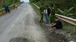 Chủ gara xe thuê người đào phá QL28B để ôtô nổ lốp