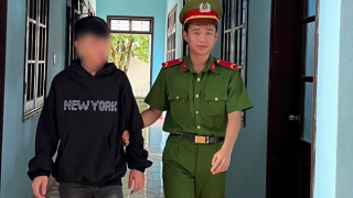 Rủ nhau ném đá xe khách vì nhậu say bị… đèn xe hắt chói mắt!