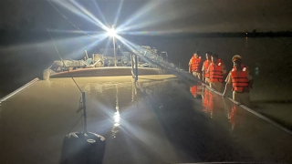 Cảnh sát đường thủy nửa đêm bắt "cát tặc"