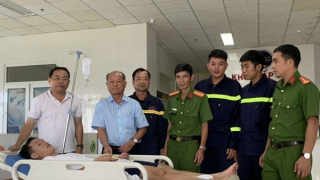 Thăm hỏi chiến sĩ bị thương khi cứu nạn trong vụ cháy cửa hàng quần áo