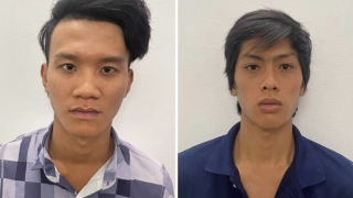 Bắt 2 “quái xế” cầm dao chém cửa kính và camera an ninh nhà dân