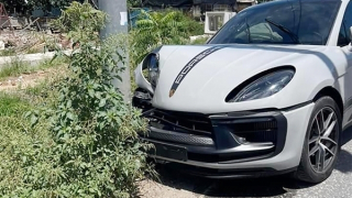 Xe Porsche không biển số tông cột đèn