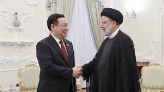 Chủ tịch Quốc hội Vương Đình Huệ hội kiến Tổng thống Iran Ebrahim Raisi