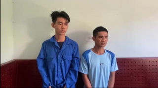 Xông vào nhà đánh người rồi cướp tiền