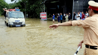 Cảnh sát giao thông huy động xe tải giúp dân vượt QL2 bị ngập sâu
