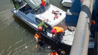 Người đàn ông bỏ lại xe đạp, lao xuống sông Hương