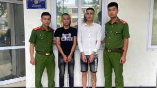 "Ăn hàng" xong, 2 tên cướp lục lọi lấy 2 triệu đồng rồi vứt chiếc túi còn 16 triệu vào bụi cây