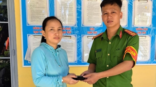 Nhặt được chiếc ví có tiền vàng, đem nộp Công an xã trả người đánh rơi