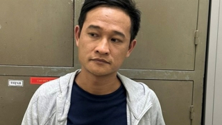 Cô gái mưu trí "điều" tên trộm tra tay vào còng