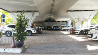 Nên hay không dùng gầm cầu cạn làm bãi trông xe?