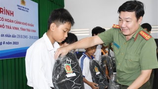 Cục Ngoại tuyến và Công an tỉnh Trà Vinh tổ chức nhiều hoạt động nhân Ngày truyền thống CAND