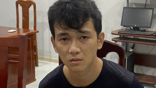 Đóng giả khách hàng, lừa đeo vàng lên tay rồi bỏ chạy