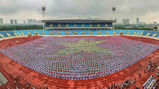 5.000 người đồng diễn yoga xếp hình là cờ Tổ quốc