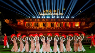 Đặc sắc lễ hội áo dài truyền thống trên sông Hương