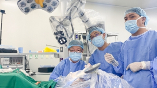 Người bệnh song ca cùng bác sĩ khi robot AI mổ não
