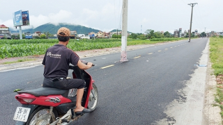 Cần di dời khẩn cấp hơn 3.000 cột điện “mọc” giữa đường