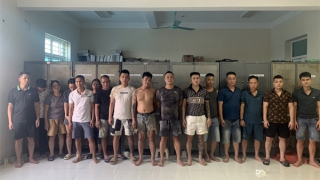 Bắt quả tang nhóm đánh bạc trong nhà phao "lưu động" tại khu vực sông Hồng