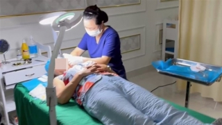 Nữ lao công thẩm mỹ viện trực tiếp… phẫu thuật cho khách