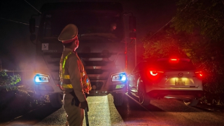 Cảnh sát mật phục "đánh đêm" với xe quá tải