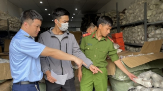 Khởi tố vụ án kinh doanh lô hàng gần 6.000 đôi giày giả nhãn hiệu