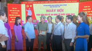 Bí thư Thành ủy Đinh Tiến Dũng dự, chung vui Ngày hội toàn dân bảo vệ ANTQ tại phường Định Công