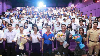 Trao tặng 41 suất học bổng Tiếp sức mùa thi cho các thí sinh đặc biệt khó khăn