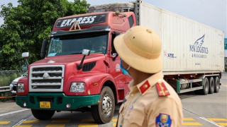 Cả loạt xe khách, container bị CSGT tuýt còi trên cao tốc