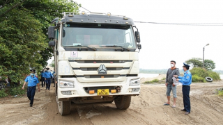 Hà Nội tước giấy phép lái xe gần 600 tài xế chở quá tải