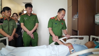 Thăm hỏi cán bộ Công an bị thương khi truy bắt đối tượng bắt cóc cháu bé 7 tuổi ở Long Biên