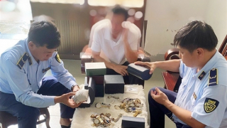 Chuyển vụ gần trăm đồng hồ giả hàng hiệu sang Công an xử lý