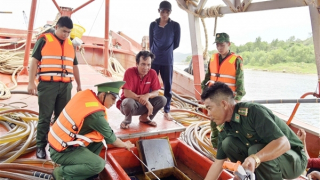 Tạm giữ tàu cá thay đổi công năng chở 80.000 lít dầu lậu