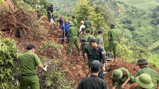 Công an Yên Bái giúp dân khắc phục hậu quả mưa lũ