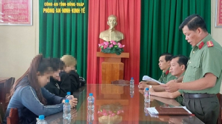 Phạt 5 cô gái bán tài khoản thanh toán để trục lợi