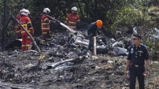 Máy bay tư nhân lao xuống đường phố Malaysia, không ai sống sót