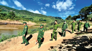 Ngủ giường “bà đẻ”,  phá án... ma túy