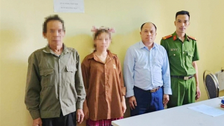 Trốn nhà đi làm thuê, bé gái 15 tuổi bị ép làm nhân viên quán karaoke