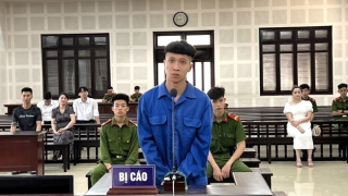 Con trai vào tù vì... bênh mẹ