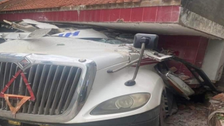 Tài xế xe container tử vong vì đâm sập cổng công ty