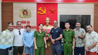 Nhanh chóng tìm, trao trả tài sản bị mất cho du khách nước ngoài