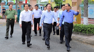 Chủ tịch nước Võ Văn Thưởng thăm, tặng quà nhân dân xã biên giới