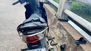 Tìm thấy thi thể phụ nữ bỏ xe máy trên cầu rồi tự tử