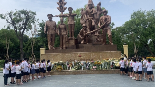 Những bó hoa dưới chân tượng đài