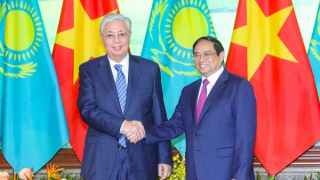 Thủ tướng Phạm Minh Chính tiếp Tổng thống Kazakhstan