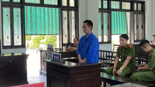 Cán bộ xã tung tin giả rồi lừa bán đất ảo