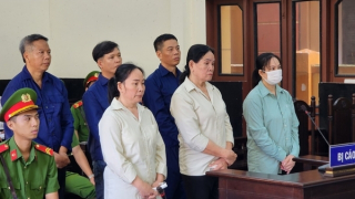 Mẹ cùng 3 con lãnh án vì chống người thi hành công vụ