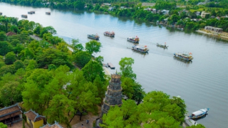 Hàng nghìn du khách về Huế dự lễ hội Điện Huệ Nam