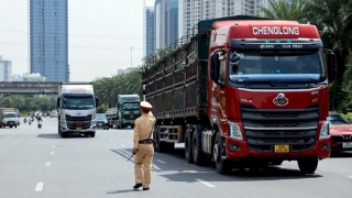 Test ma túy, thổi nồng độ cồn tài xế container trước khi vào cao tốc